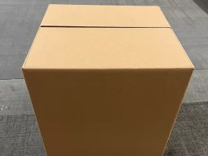 Caja de cartón sobre alfombra